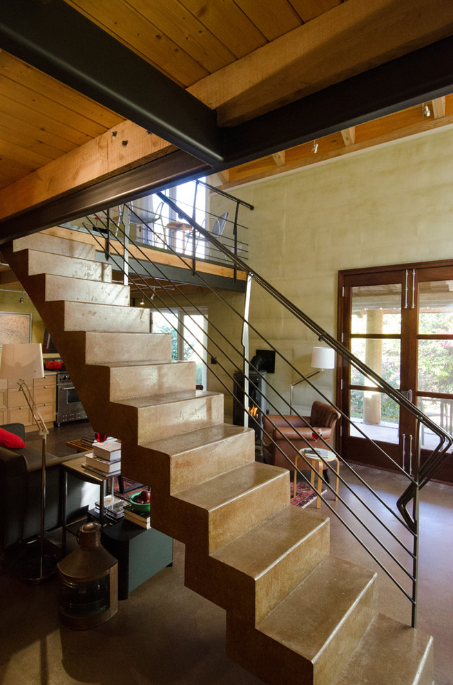 На фото: маленькая бетонная лестница на больцах в современном стиле с бетонными ступенями для на участке и в саду
