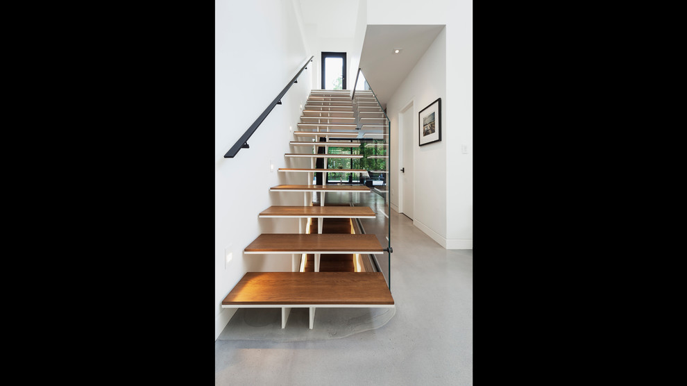 Inspiration för moderna raka trappor i trä, med öppna sättsteg och räcke i glas