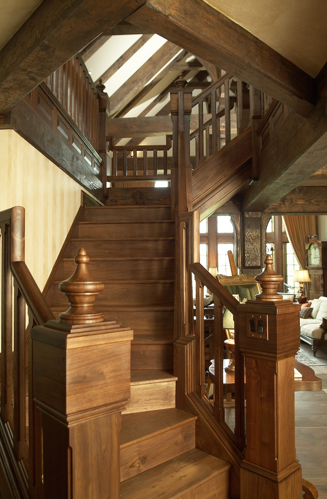 Идея дизайна: деревянная лестница в классическом стиле с деревянными ступенями