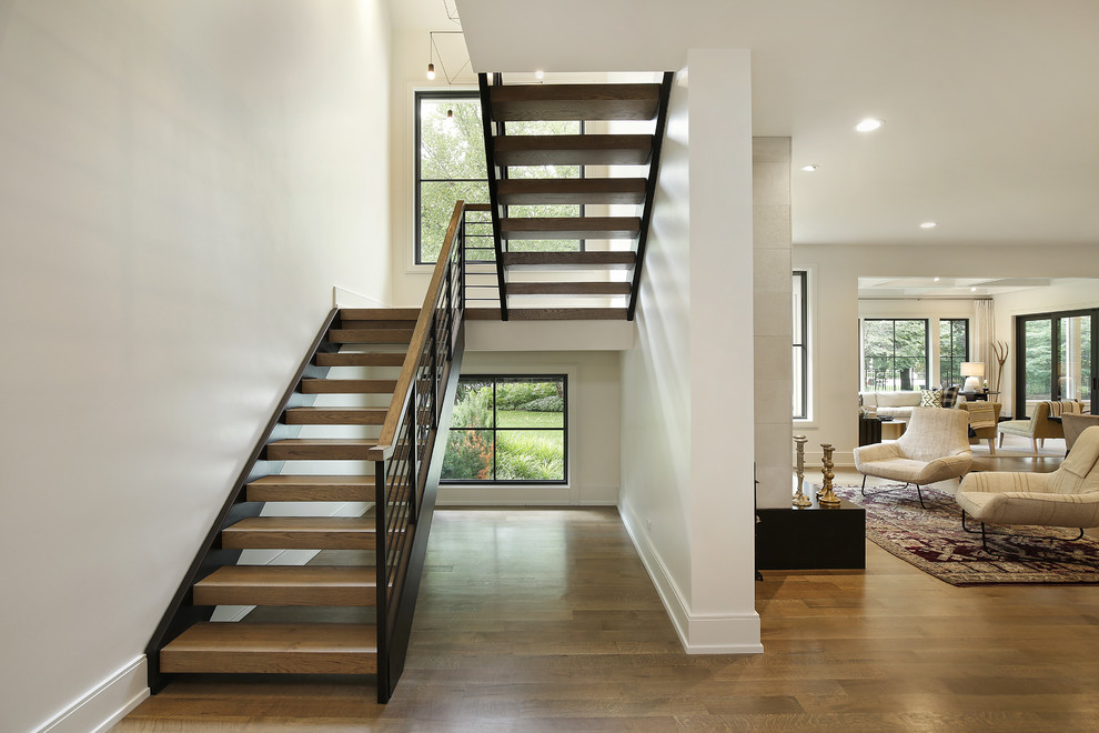 Diseño de escalera en U clásica renovada grande sin contrahuella con escalones de madera y barandilla de metal