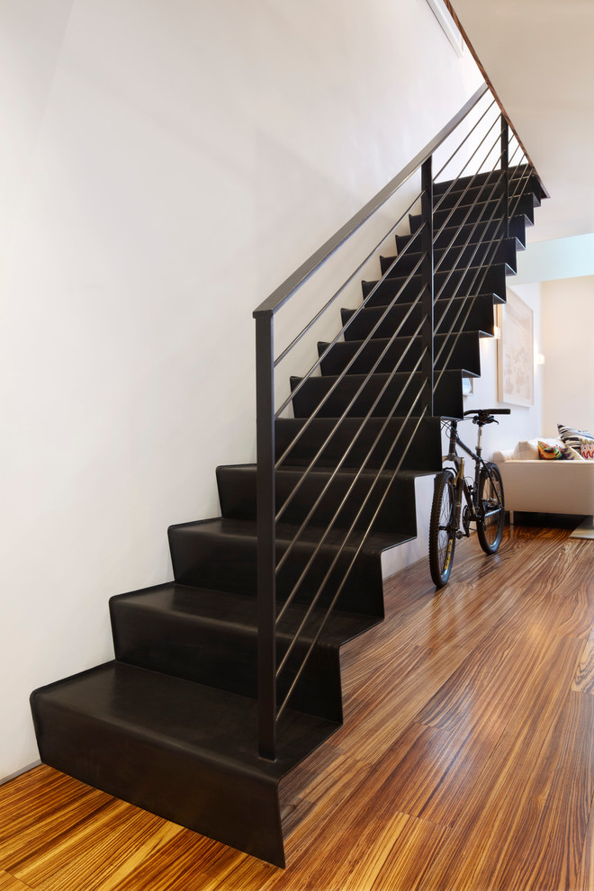Идея дизайна: маленькая прямая металлическая лестница в современном стиле с металлическими ступенями, перилами из тросов и кладовкой или шкафом под ней для на участке и в саду