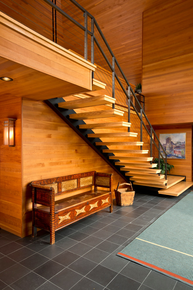 Exemple d'un grand escalier sans contremarche droit tendance avec des marches en bois.