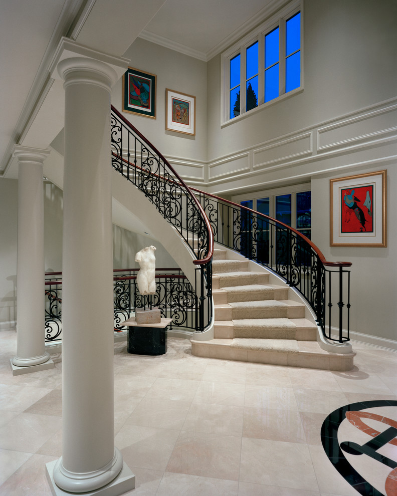 Пример оригинального дизайна: изогнутая лестница среднего размера в классическом стиле с перилами из смешанных материалов