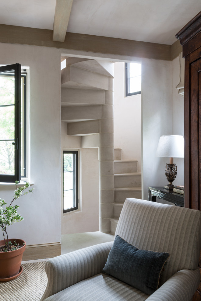 Источник вдохновения для домашнего уюта: большая винтовая лестница в средиземноморском стиле