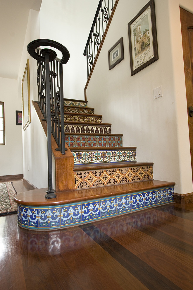 Идея дизайна: лестница в средиземноморском стиле с подступенками из плитки и деревянными ступенями