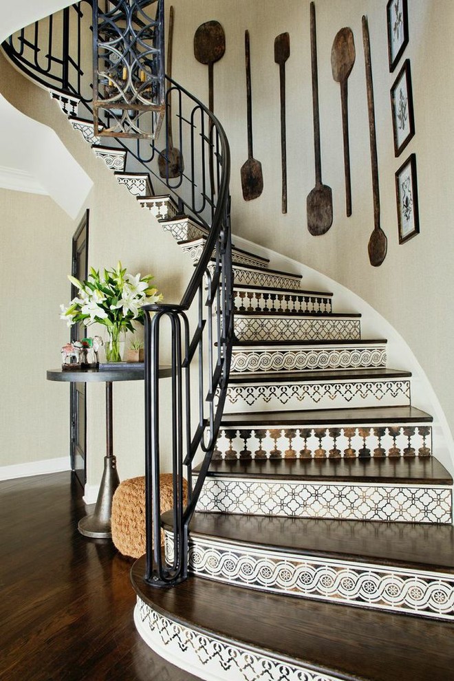 Diseño de escalera curva mediterránea con escalones de madera y contrahuellas con baldosas y/o azulejos