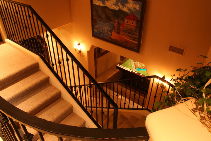 Источник вдохновения для домашнего уюта: лестница в средиземноморском стиле