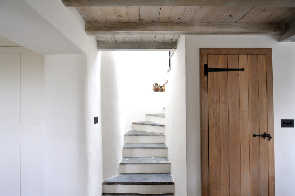 Источник вдохновения для домашнего уюта: изогнутая лестница в средиземноморском стиле