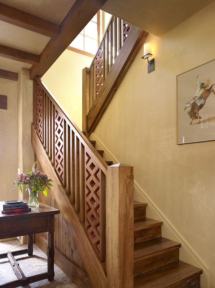 Diseño de escalera en U mediterránea con escalones de madera y contrahuellas de madera