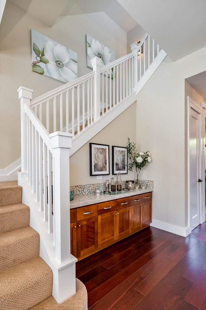 Стильный дизайн: п-образная лестница в средиземноморском стиле с ступенями с ковровым покрытием и ковровыми подступенками - последний тренд