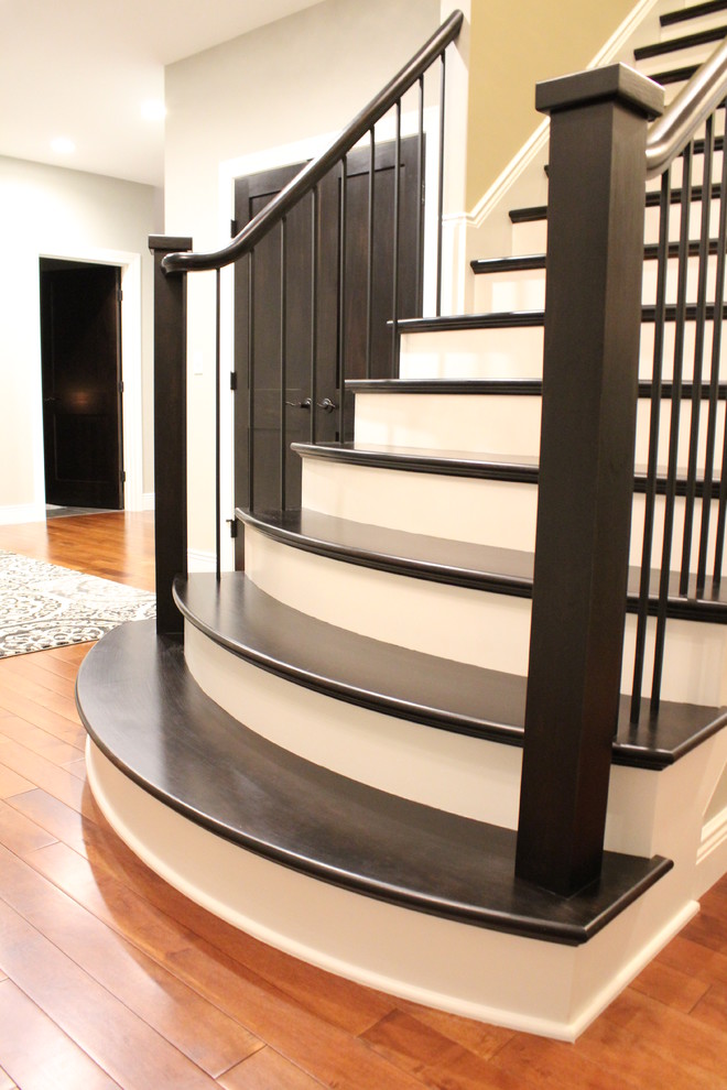 Ejemplo de escalera recta contemporánea con escalones de madera y contrahuellas de madera