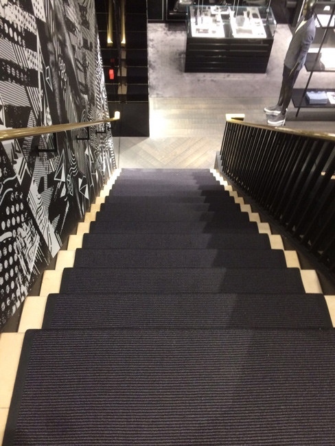 Große Moderne Treppe in L-Form mit Teppich-Treppenstufen, Teppich-Setzstufen und Stahlgeländer in London