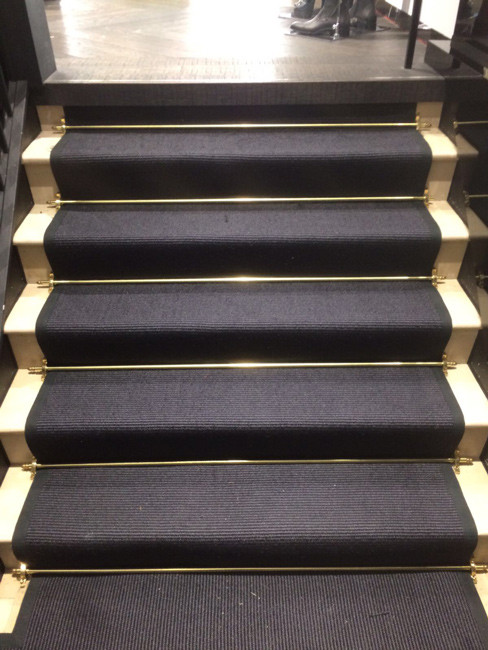 Inspiration för stora moderna l-trappor, med heltäckningsmatta, sättsteg med heltäckningsmatta och räcke i metall