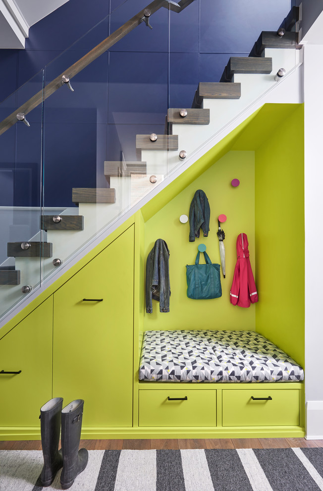 Источник вдохновения для домашнего уюта: прямая лестница в современном стиле с стеклянными перилами и кладовкой или шкафом под ней