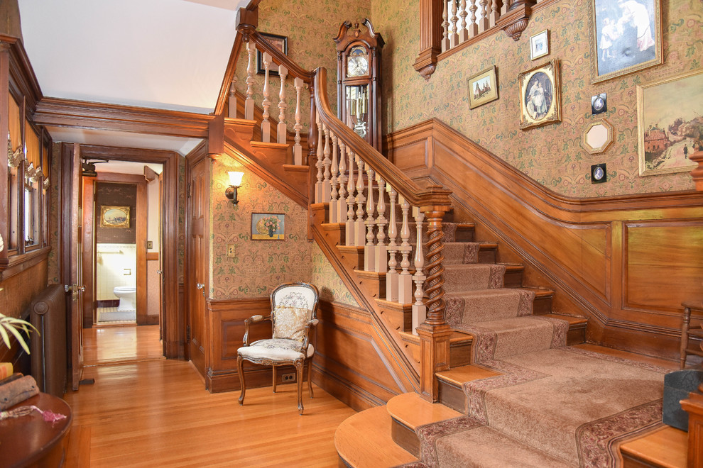 Стильный дизайн: угловая деревянная лестница в викторианском стиле с деревянными ступенями - последний тренд