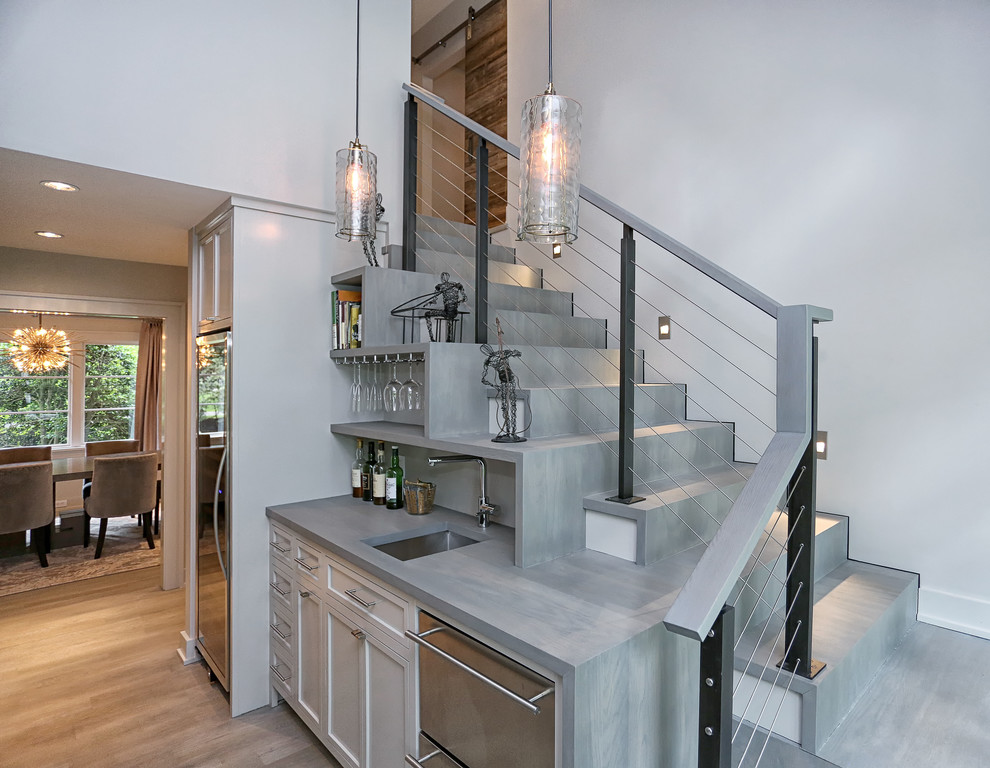 Idée de décoration pour un escalier tradition en L de taille moyenne avec des marches en bois, des contremarches en bois, un garde-corps en câble et palier.