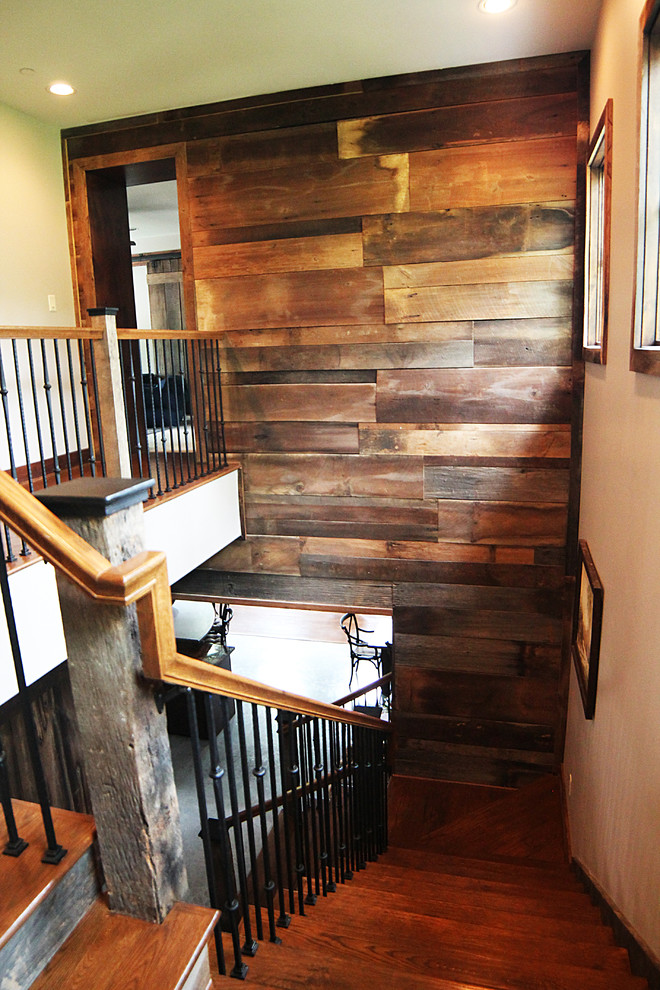 Свежая идея для дизайна: большая п-образная деревянная лестница в стиле кантри с деревянными ступенями - отличное фото интерьера
