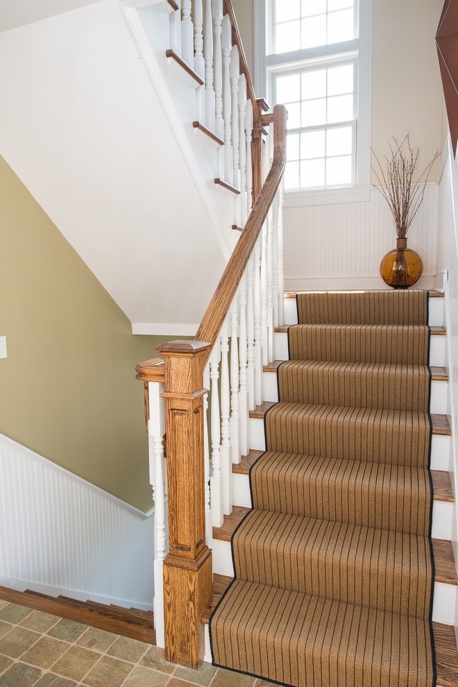 Mittelgroße Klassische Treppe in U-Form mit Teppich-Treppenstufen und Teppich-Setzstufen in New York