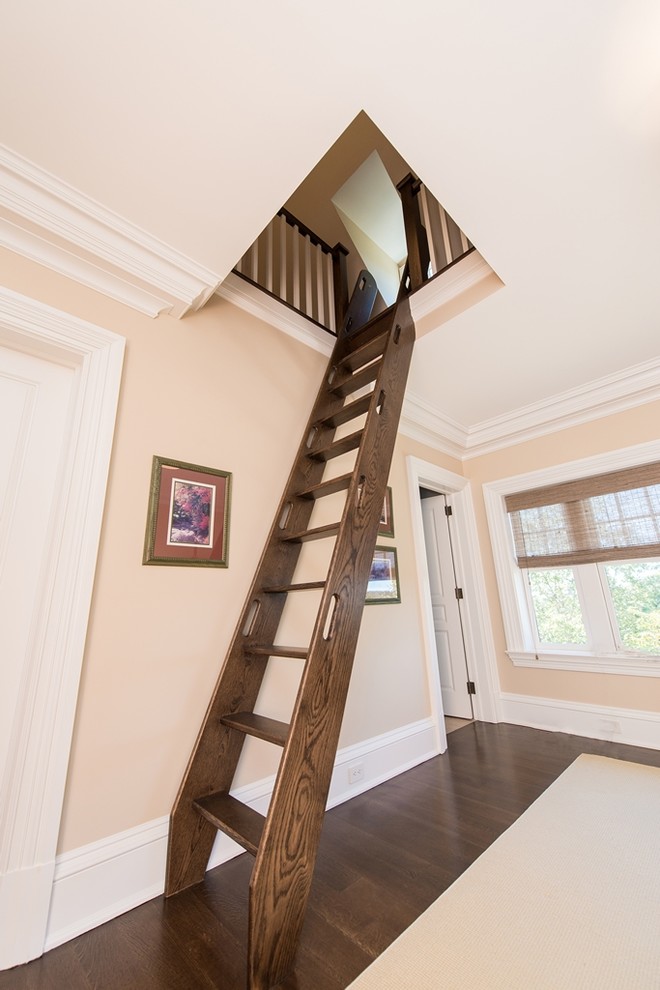 На фото: маленькая лестница в классическом стиле с деревянными ступенями без подступенок для на участке и в саду с