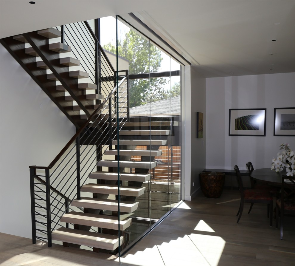 Cette image montre un grand escalier droit minimaliste.