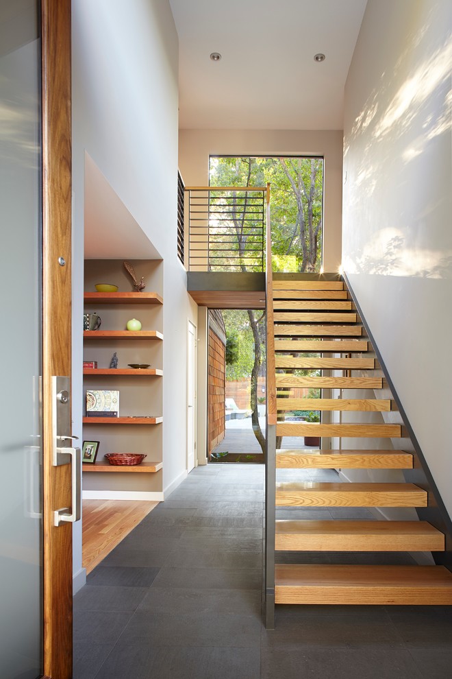 Ejemplo de escalera suspendida contemporánea sin contrahuella con escalones de madera