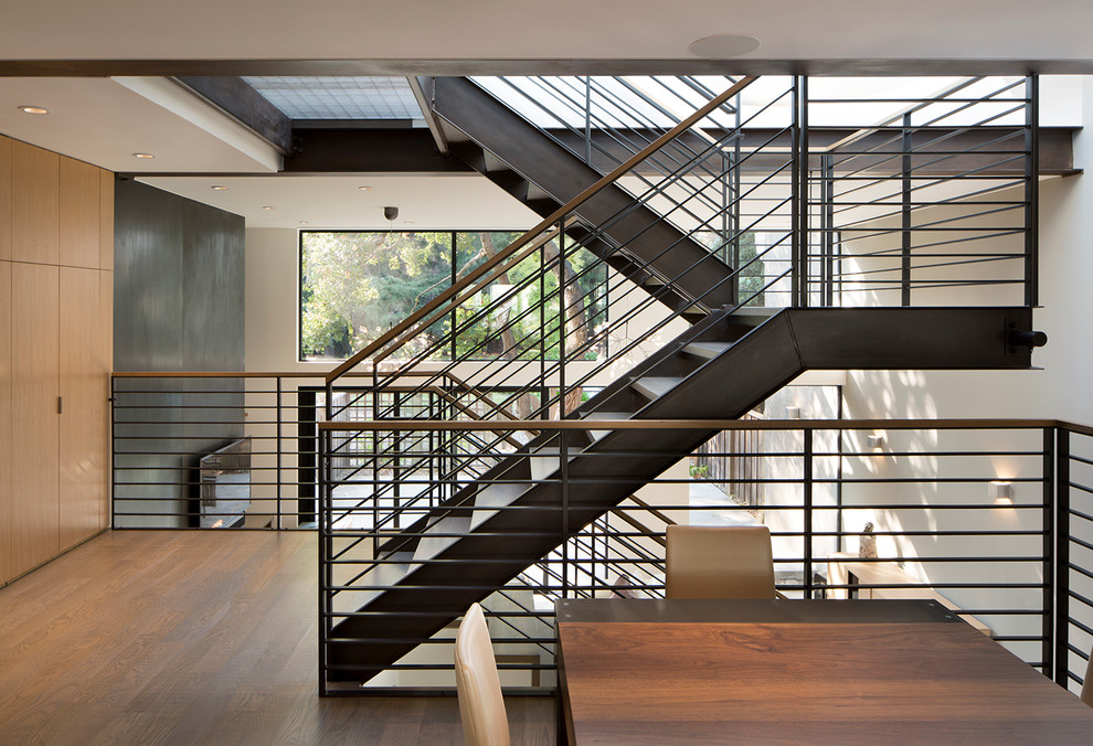 Свежая идея для дизайна: п-образная лестница в стиле неоклассика (современная классика) с деревянными ступенями - отличное фото интерьера