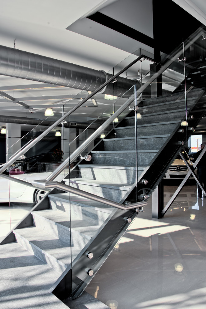Стильный дизайн: огромная прямая лестница в стиле модернизм с ступенями из плитки и стеклянными подступенками - последний тренд