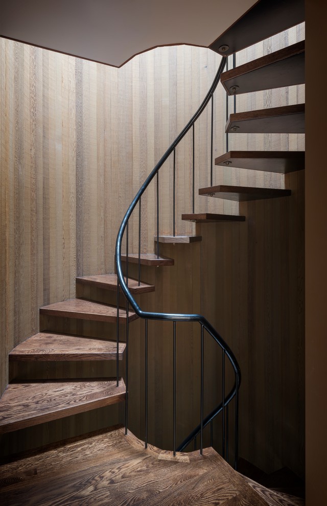 Imagen de escalera suspendida contemporánea sin contrahuella con escalones de madera y barandilla de metal