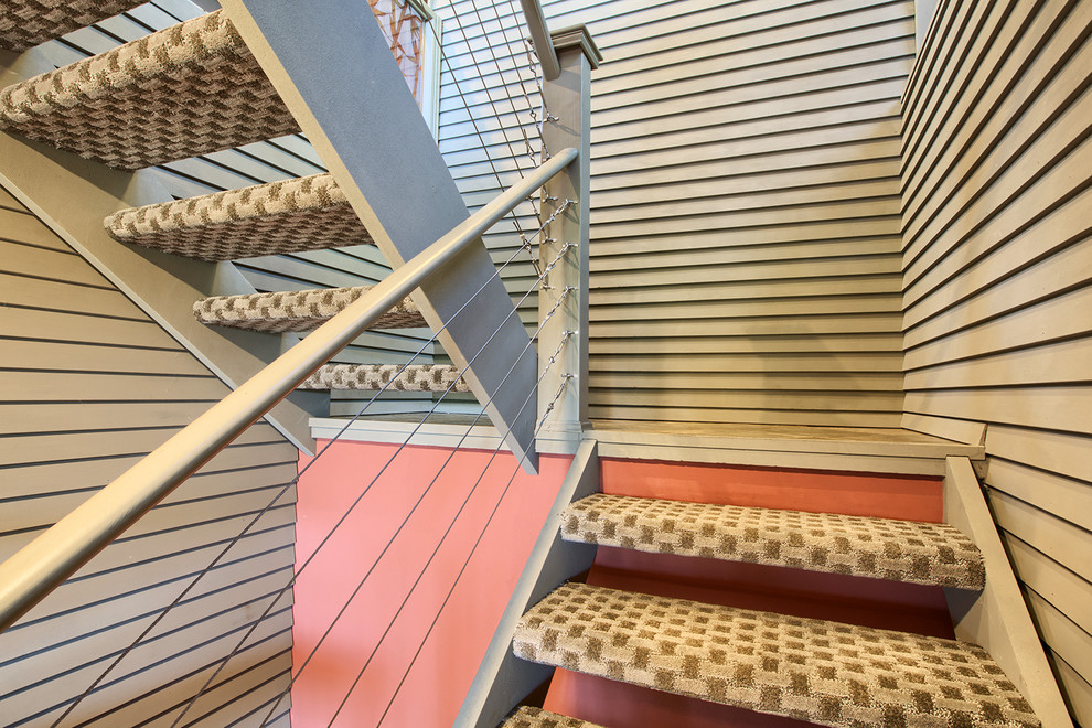 На фото: п-образная лестница среднего размера в стиле ретро с ступенями с ковровым покрытием и перилами из тросов без подступенок