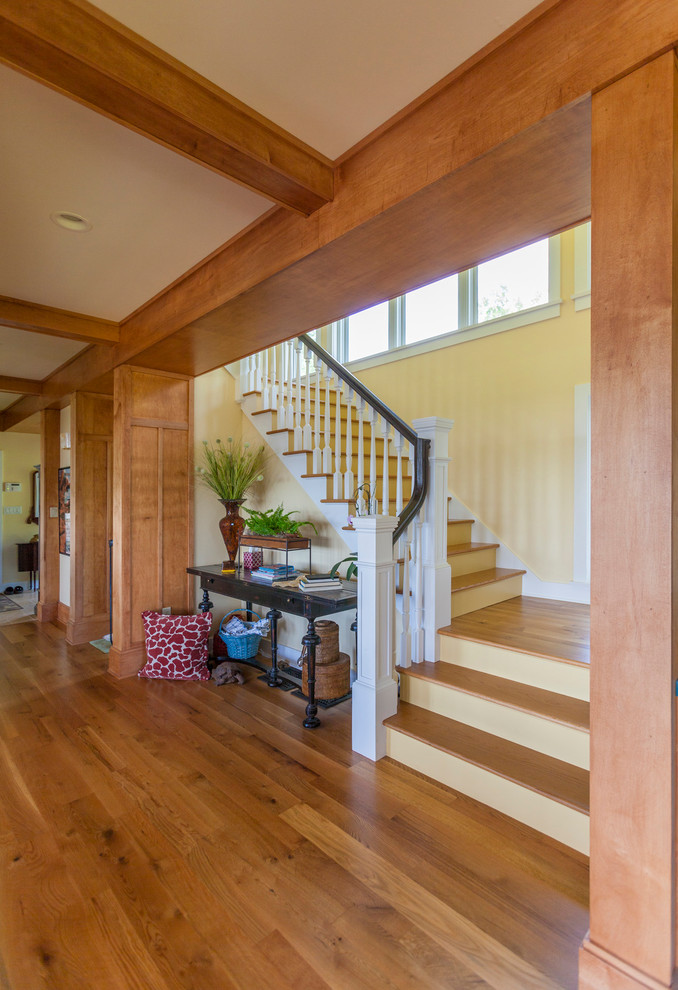 Idée de décoration pour un escalier craftsman en L de taille moyenne avec des marches en bois, des contremarches en bois et un garde-corps en bois.
