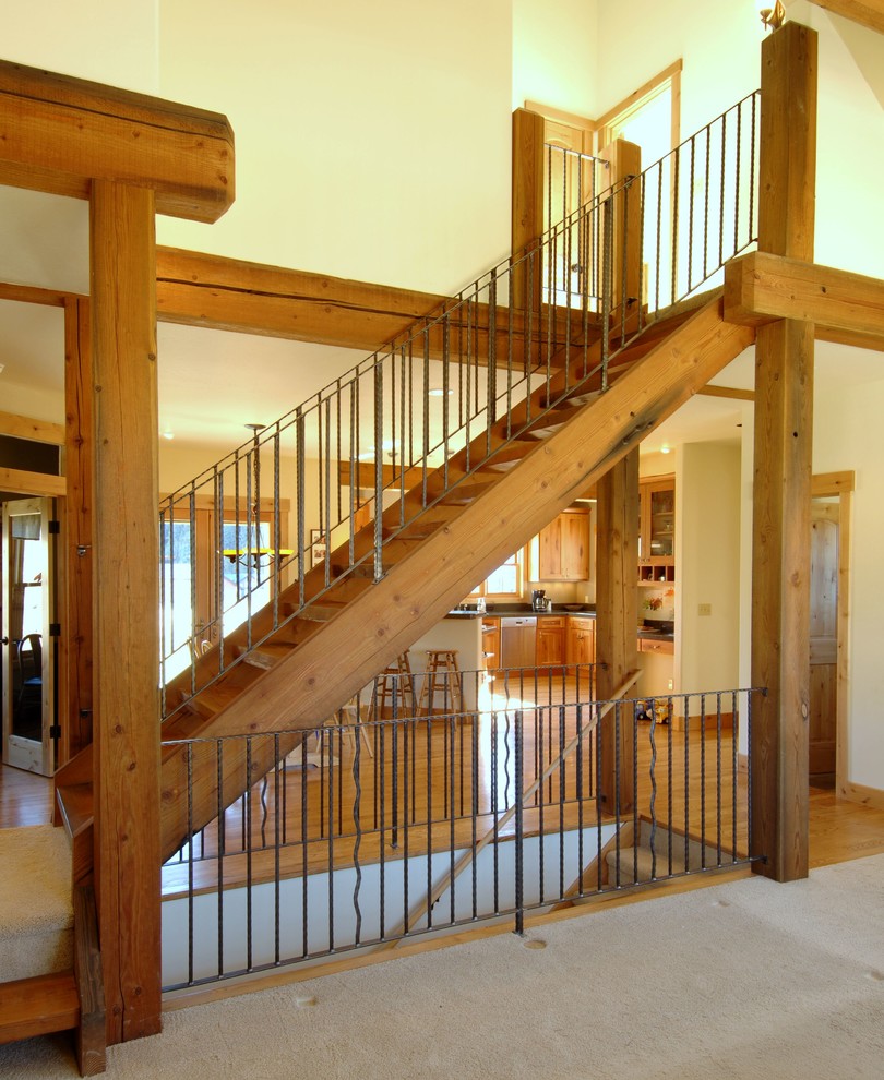Imagen de escalera recta rústica sin contrahuella con escalones de madera