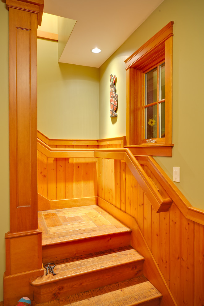 Modelo de escalera en L tradicional con escalones de madera, contrahuellas de madera y barandilla de madera