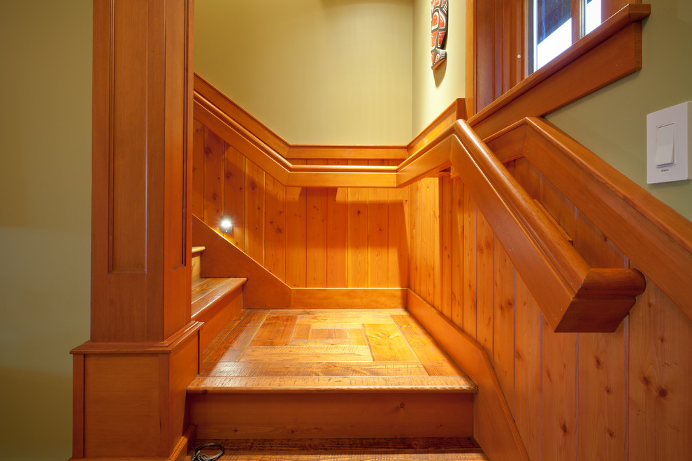 Foto de escalera en L tradicional con escalones de madera, contrahuellas de madera y barandilla de madera