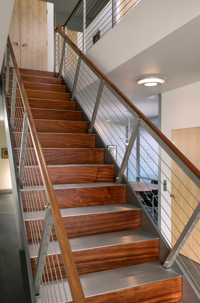 Идея дизайна: прямая лестница среднего размера в современном стиле с металлическими ступенями и перилами из тросов