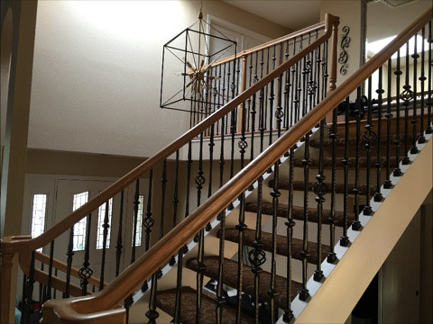 Foto på en mellanstor vintage l-trappa, med heltäckningsmatta och öppna sättsteg