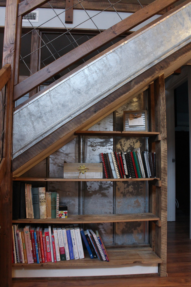 Diseño de escalera en L de estilo de casa de campo grande con escalones de madera, contrahuellas de madera y barandilla de varios materiales