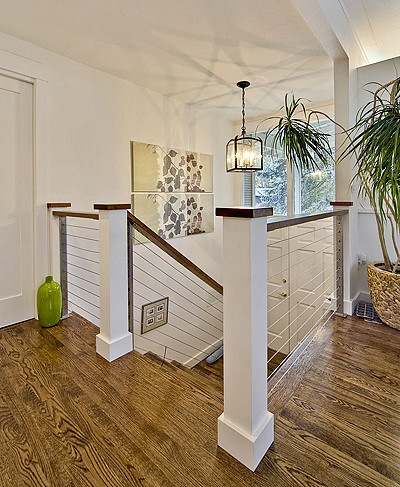 На фото: лестница в современном стиле с перилами из тросов с