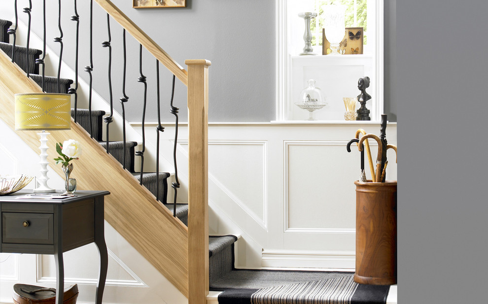 На фото: прямая деревянная лестница в стиле лофт с деревянными ступенями и деревянными перилами