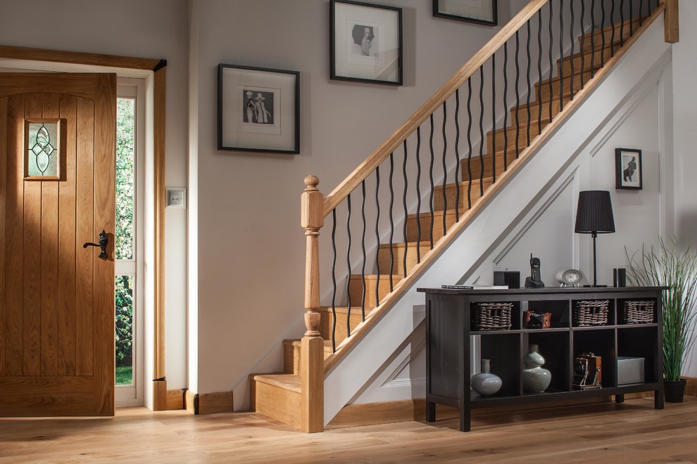 На фото: прямая деревянная лестница в стиле лофт с деревянными ступенями и деревянными перилами с