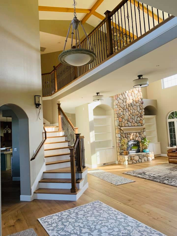Свежая идея для дизайна: изогнутая лестница среднего размера в современном стиле с деревянными ступенями, крашенными деревянными подступенками и деревянными перилами - отличное фото интерьера