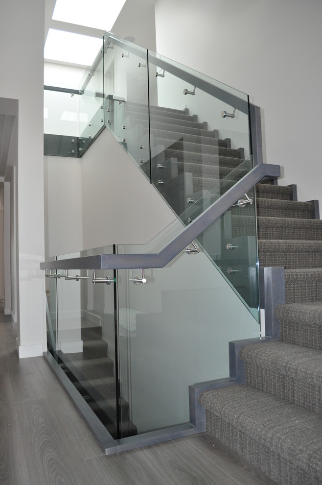 Foto på en mellanstor funkis l-trappa, med heltäckningsmatta och sättsteg med heltäckningsmatta
