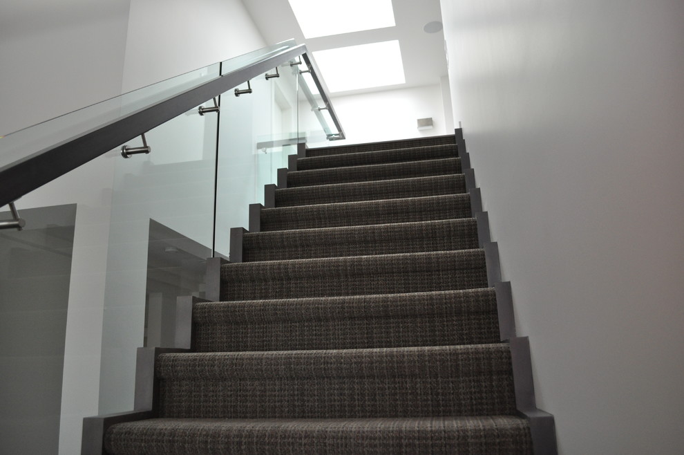 Diseño de escalera en L contemporánea de tamaño medio con escalones enmoquetados y contrahuellas enmoquetadas