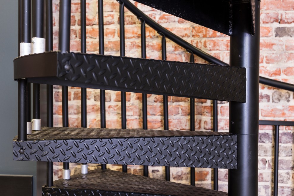 Diseño de escalera de caracol moderna pequeña con escalones de metal y contrahuellas de metal