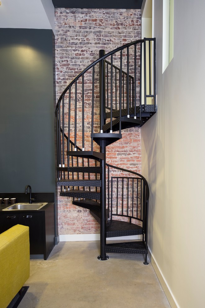 Cette photo montre un petit escalier sans contremarche hélicoïdal moderne avec des marches en métal.