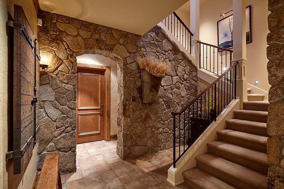 Стильный дизайн: п-образная лестница в классическом стиле с ступенями с ковровым покрытием и металлическими перилами - последний тренд