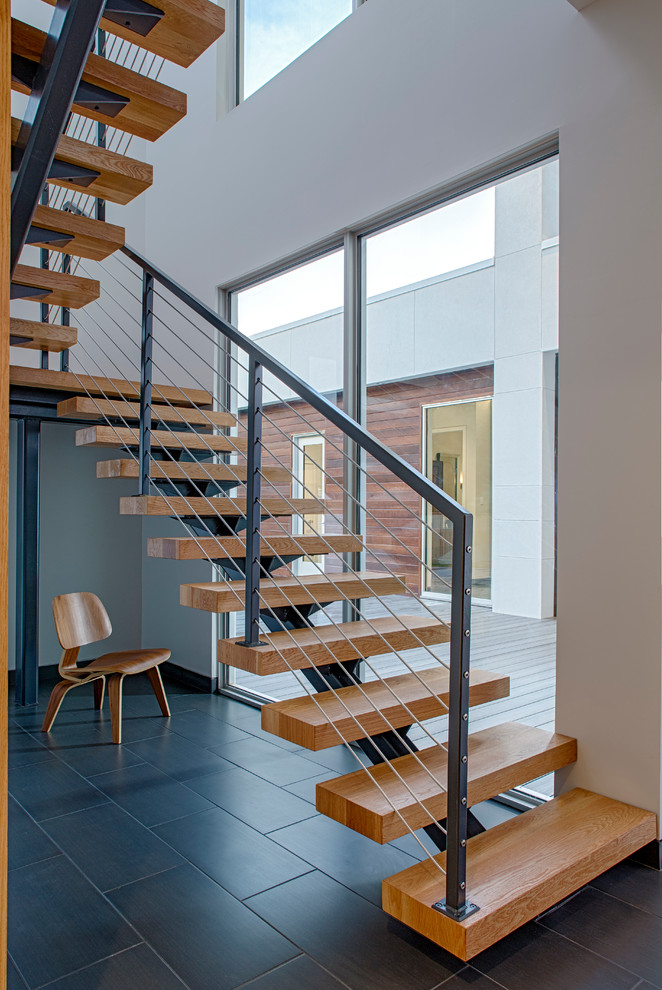 Пример оригинального дизайна: п-образная лестница среднего размера в стиле модернизм с деревянными ступенями без подступенок