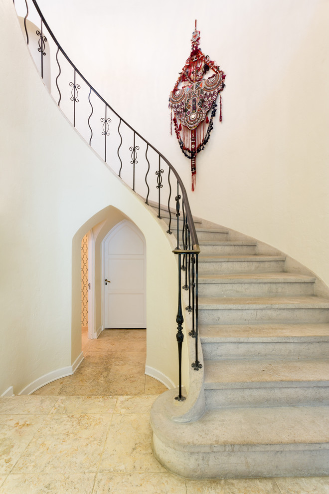 На фото: изогнутая лестница в средиземноморском стиле