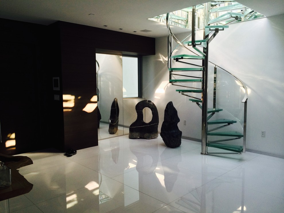 Foto de escalera de caracol moderna de tamaño medio sin contrahuella con escalones de vidrio