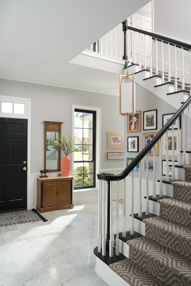 Пример оригинального дизайна: угловая лестница в стиле неоклассика (современная классика) с деревянными ступенями, крашенными деревянными подступенками и деревянными перилами