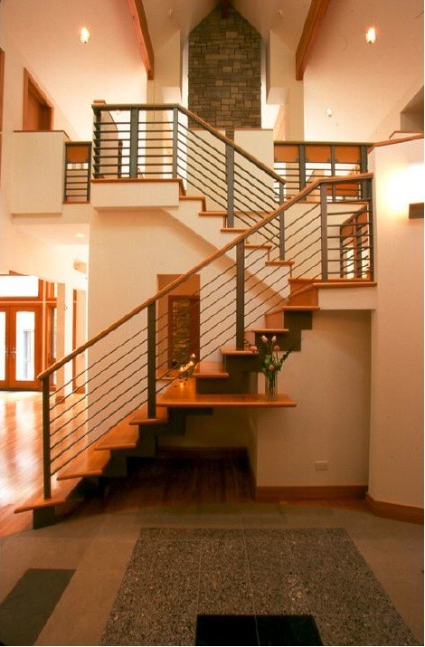 Свежая идея для дизайна: деревянная лестница на больцах в стиле модернизм с деревянными ступенями - отличное фото интерьера